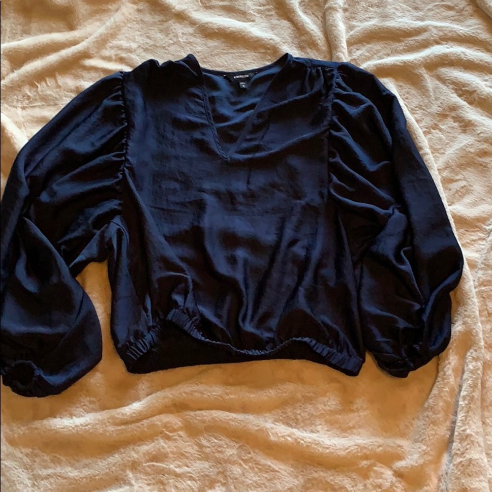 Express top with balloon sleeves
